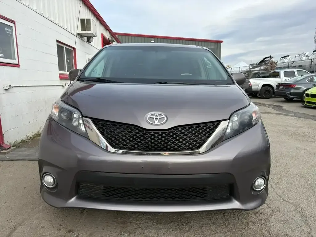 Toyota Sienna снимка Toyota Sienna