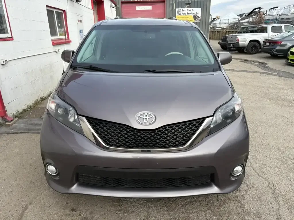 Toyota Sienna снимка Toyota Sienna