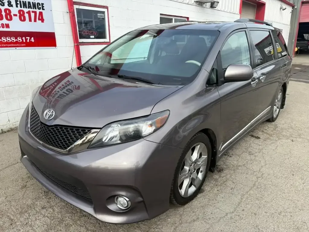 Toyota Sienna снимка Toyota Sienna