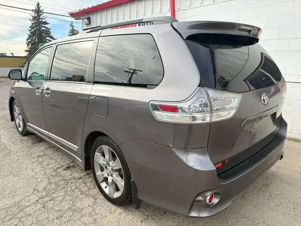Toyota Sienna снимка Toyota Sienna