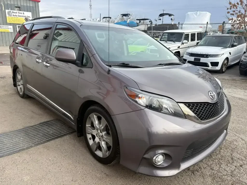 Toyota Sienna снимка Toyota Sienna