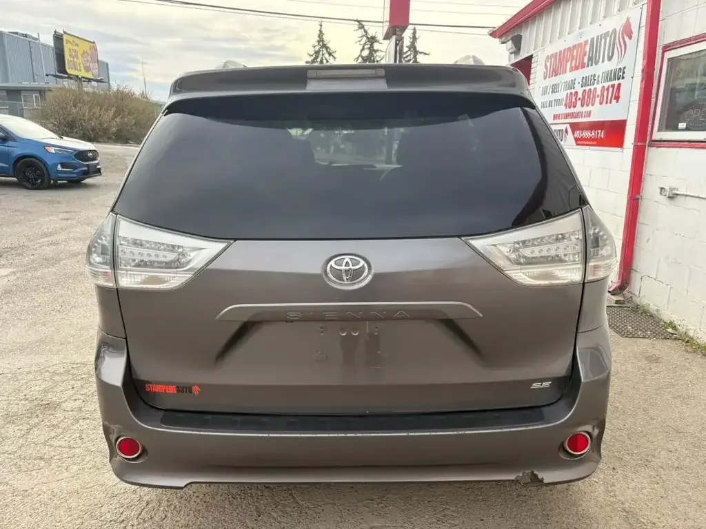 Toyota Sienna снимка Toyota Sienna