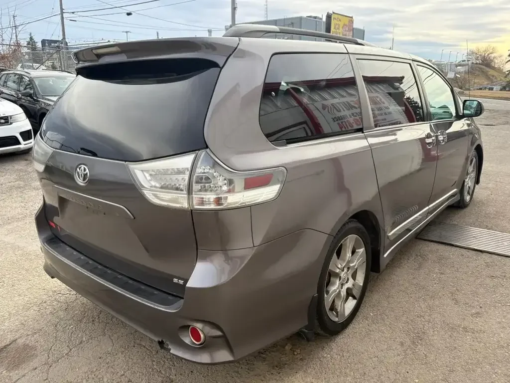 Toyota Sienna снимка Toyota Sienna