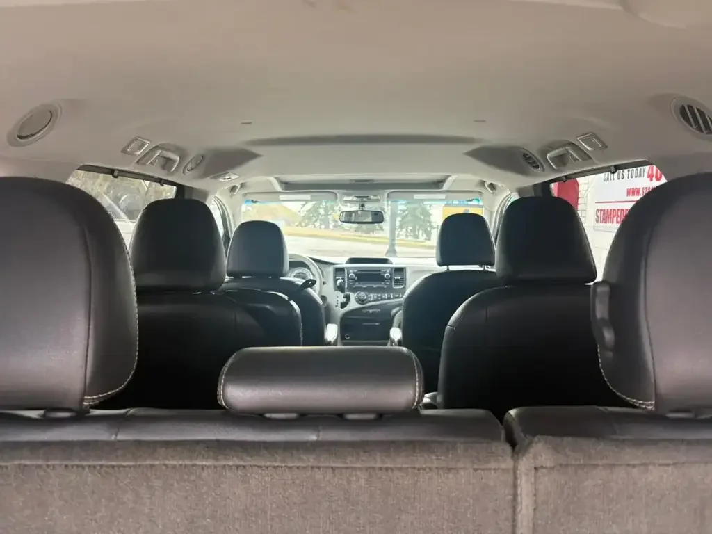 Toyota Sienna снимка Toyota Sienna