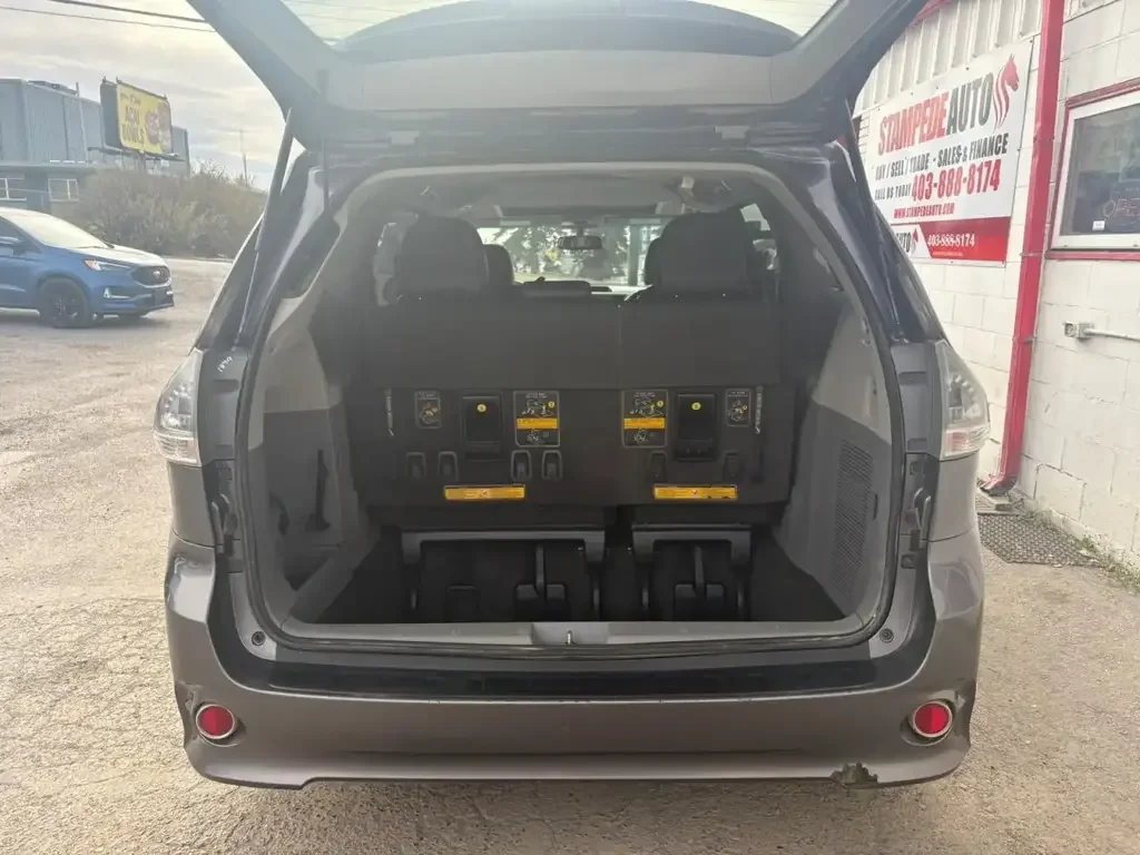 Toyota Sienna снимка Toyota Sienna