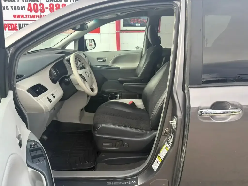 Toyota Sienna снимка Toyota Sienna