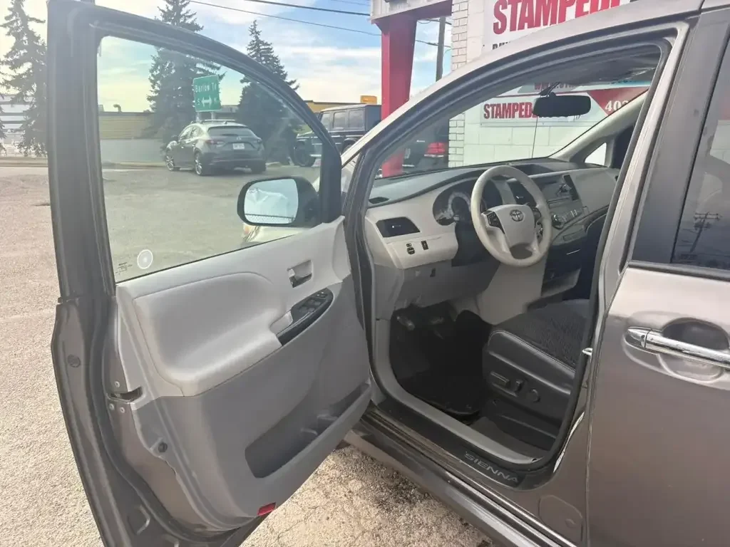 Toyota Sienna снимка Toyota Sienna