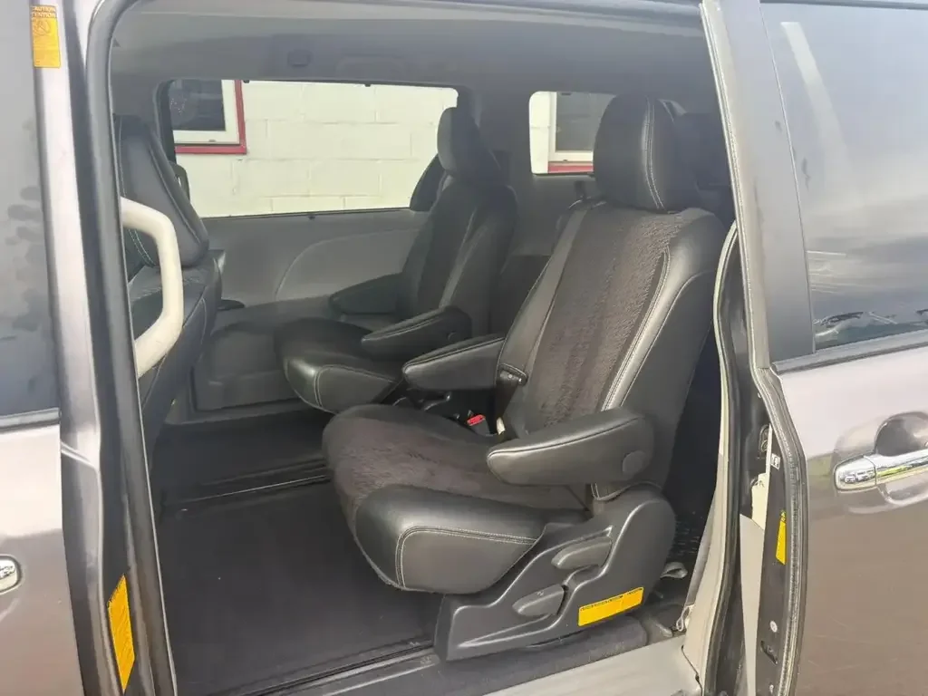 Toyota Sienna снимка Toyota Sienna