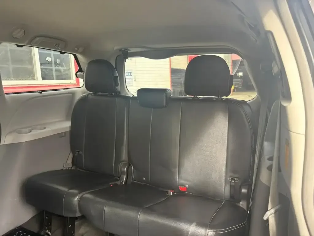 Toyota Sienna снимка Toyota Sienna