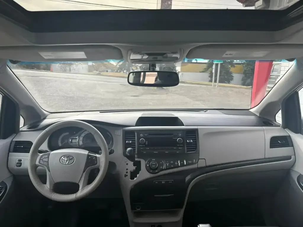 Toyota Sienna снимка Toyota Sienna