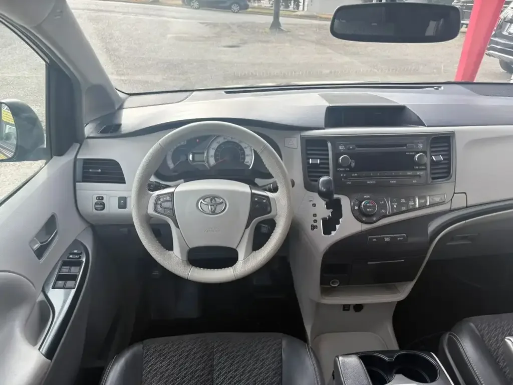 Toyota Sienna снимка Toyota Sienna