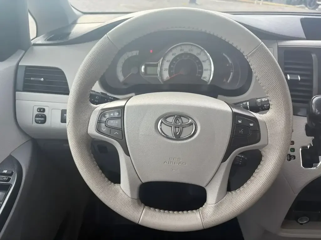 Toyota Sienna снимка Toyota Sienna