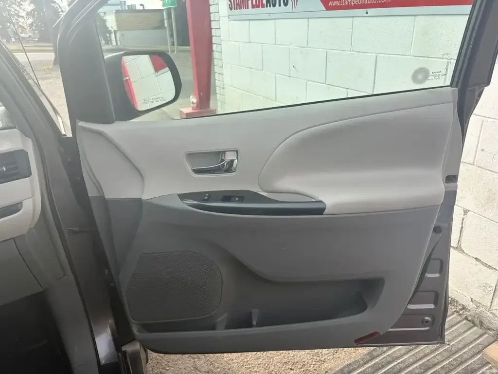 Toyota Sienna снимка Toyota Sienna