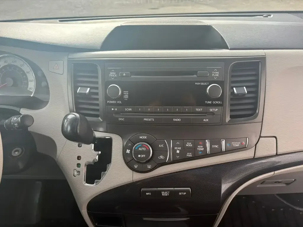 Toyota Sienna снимка Toyota Sienna