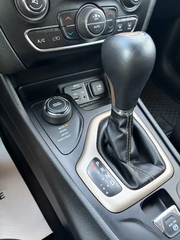 Jeep Grand Cherokee photo Jeep Grand Cherokee
