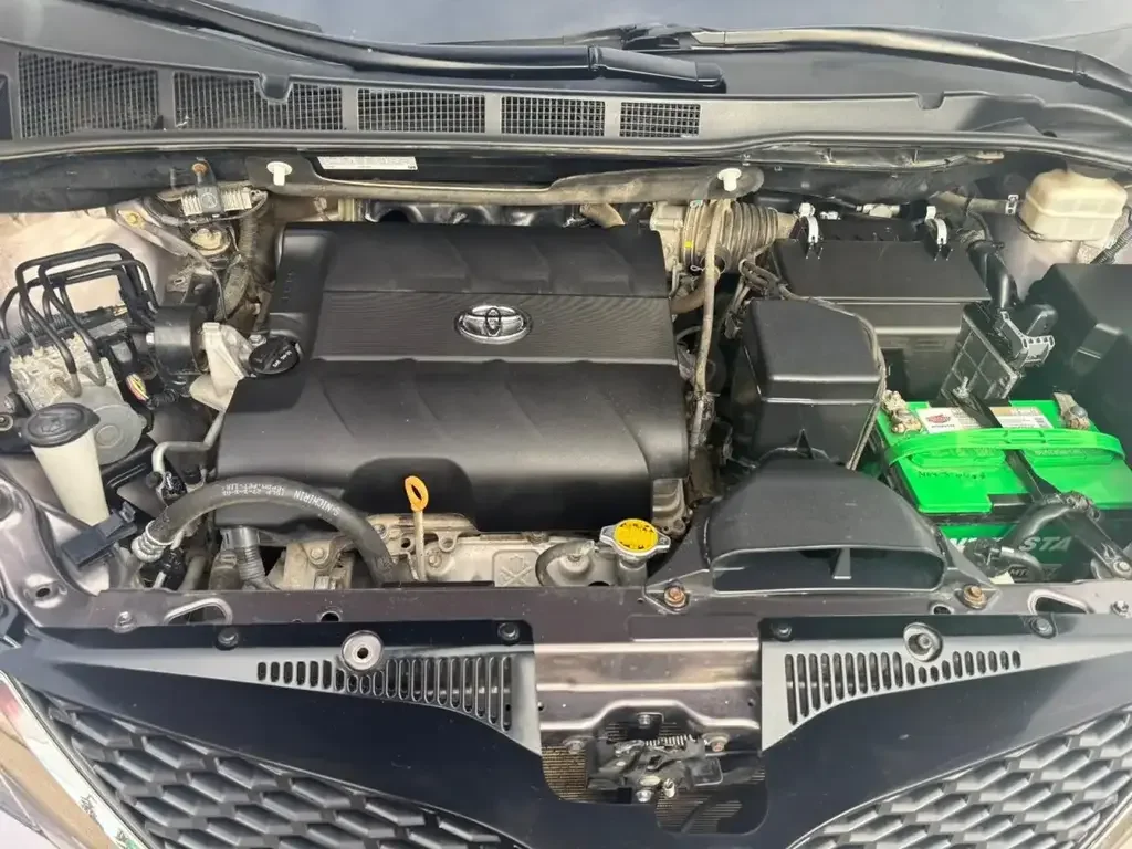 Toyota Sienna снимка Toyota Sienna