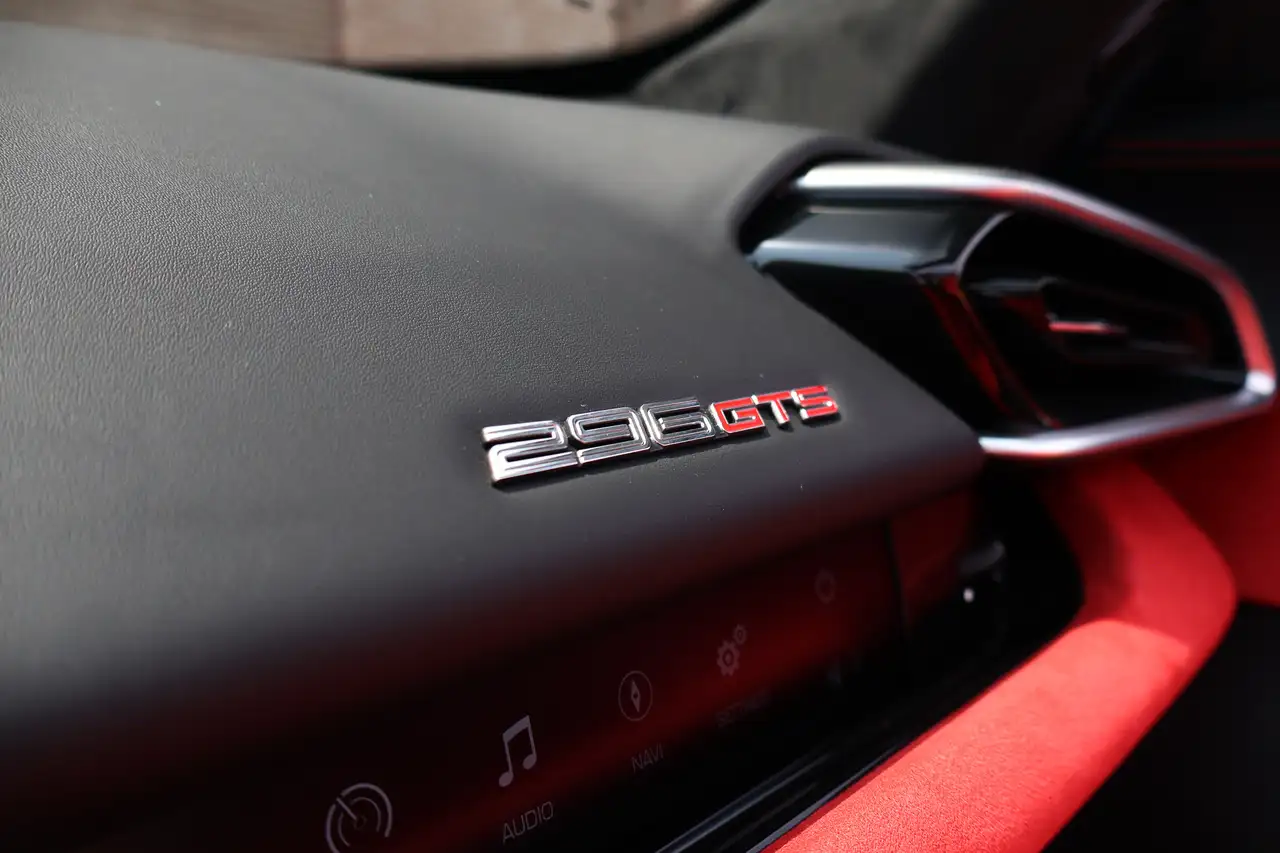 Ferrari 296 GTS снимка Ferrari 296 GTS
