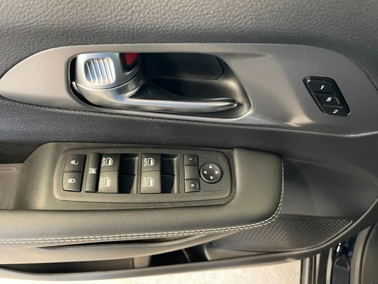 Chrysler Pacifica снимка Chrysler Pacifica