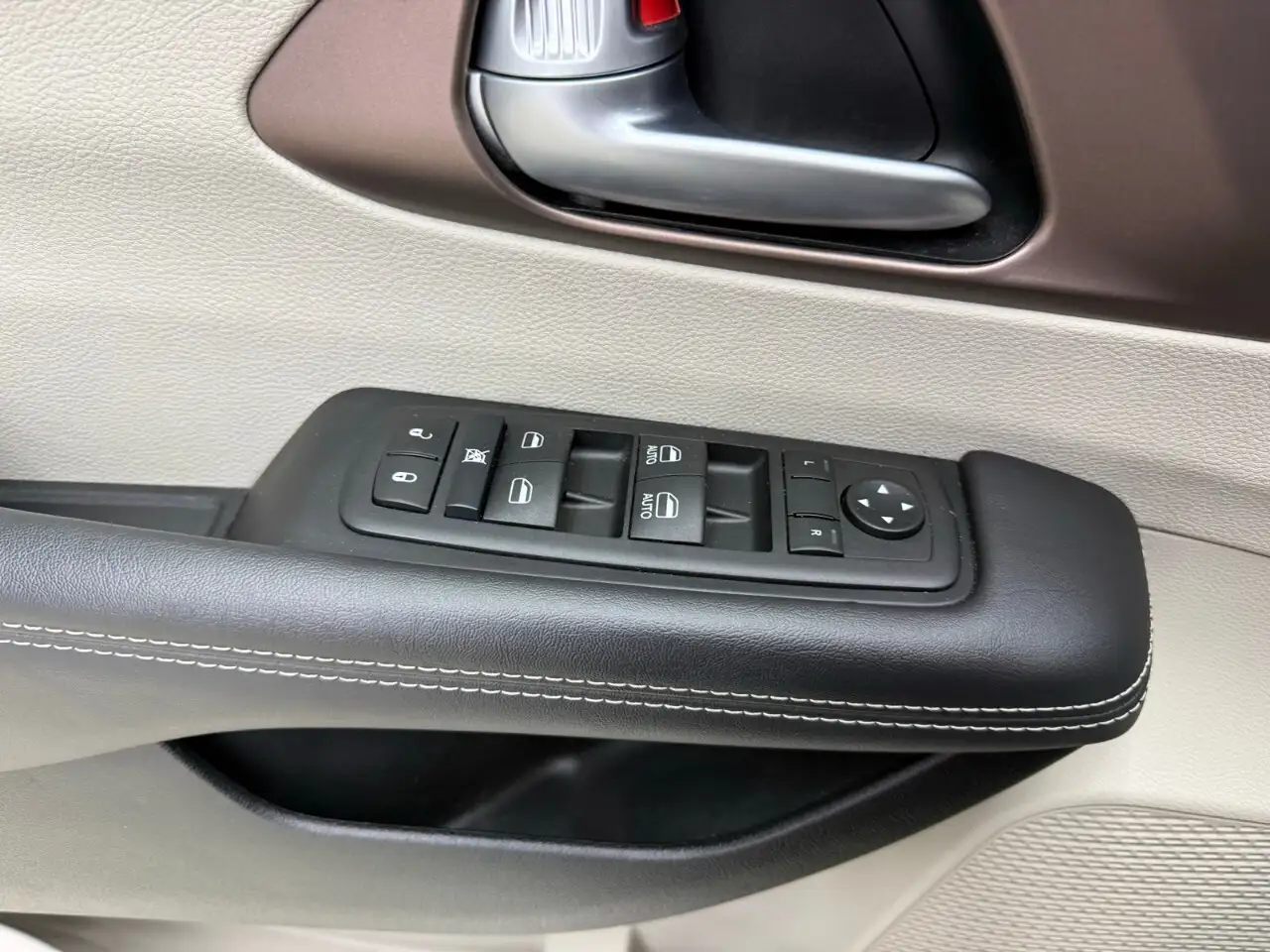 Chrysler Grand Caravan photo Chrysler Grand Caravan