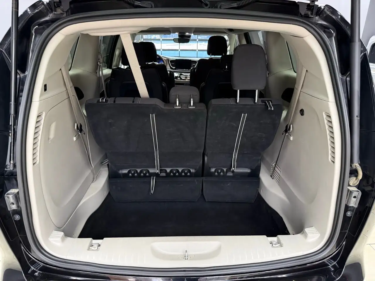 Chrysler Grand Caravan photo Chrysler Grand Caravan