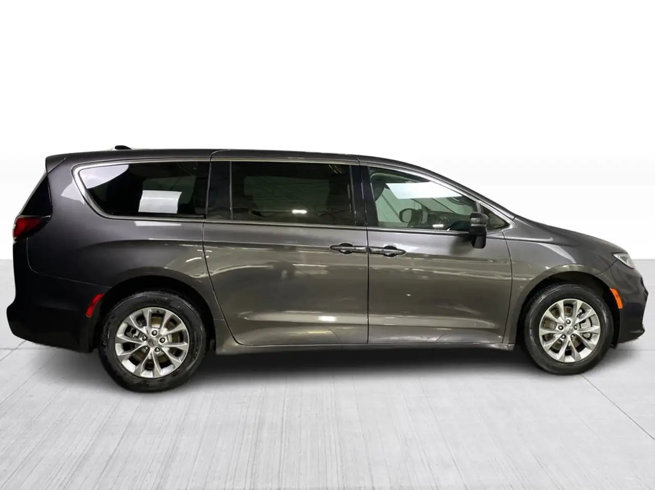 Chrysler Pacifica photo Chrysler Pacifica