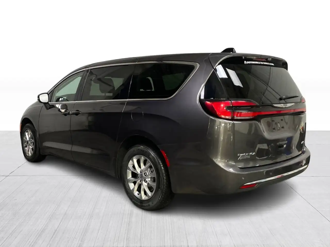 Chrysler Pacifica photo Chrysler Pacifica