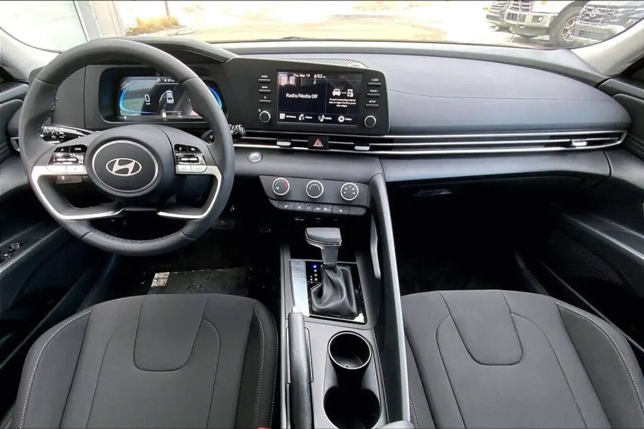 Hyundai ELANTRA снимка Hyundai ELANTRA