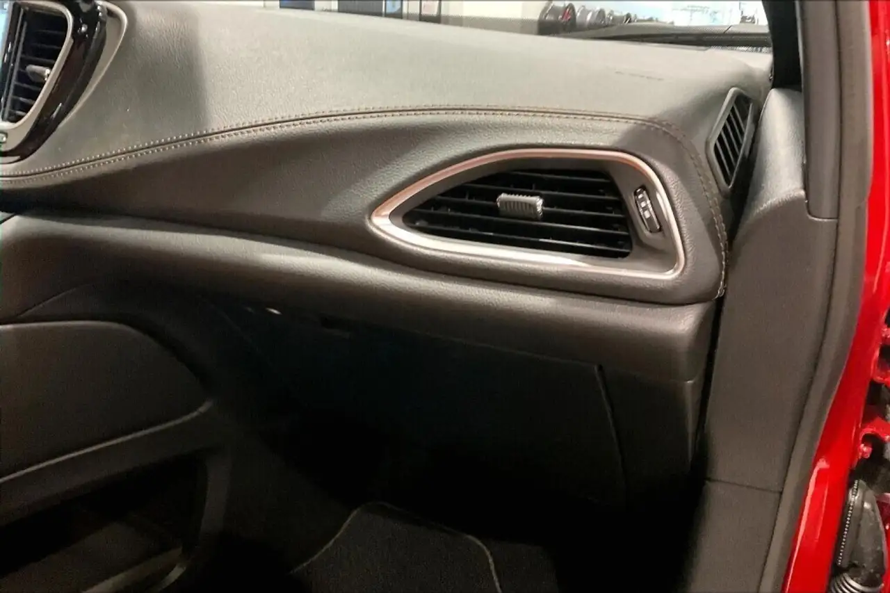 Chrysler Pacifica photo Chrysler Pacifica