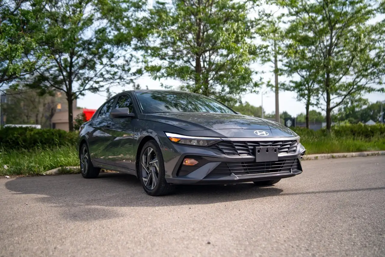 Hyundai ELANTRA photo Hyundai ELANTRA