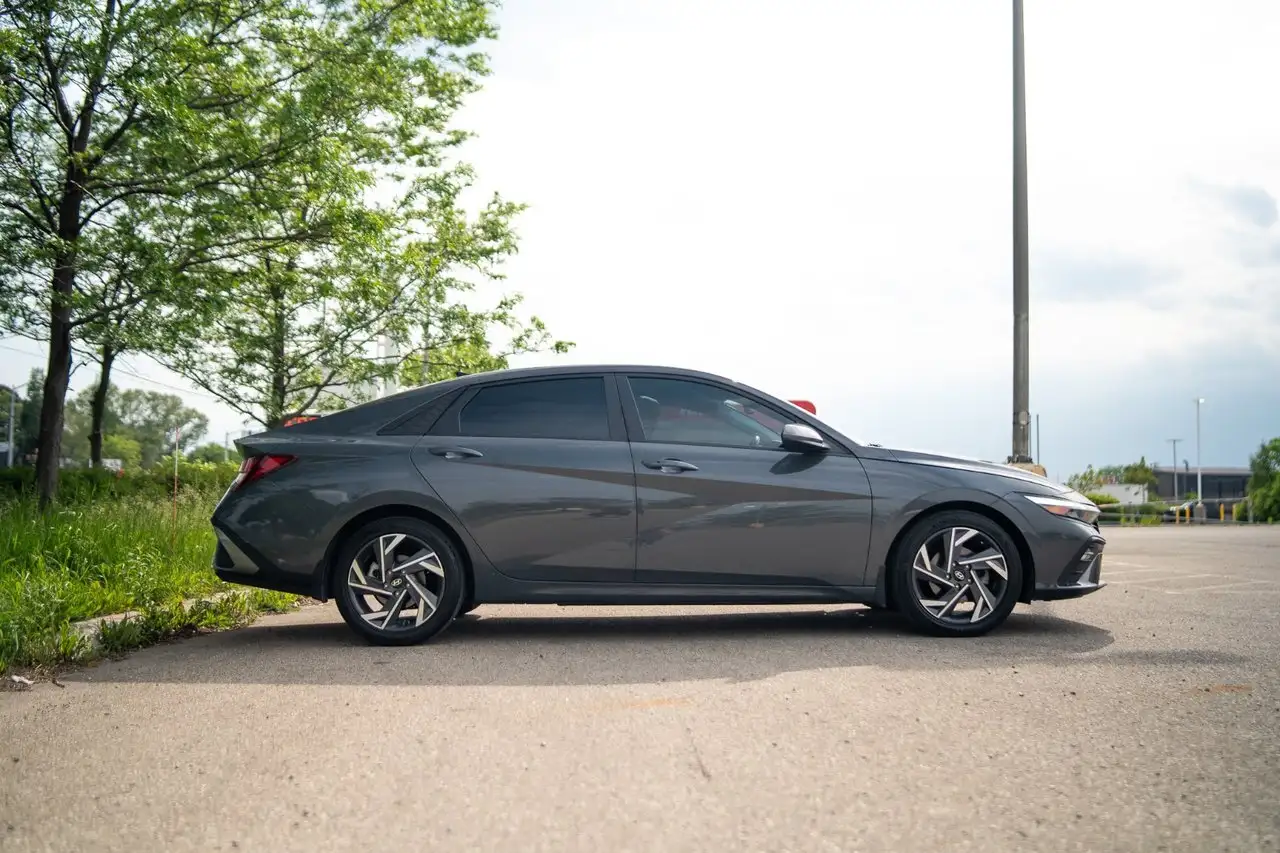 Hyundai ELANTRA photo Hyundai ELANTRA