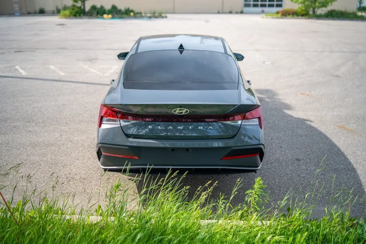 Hyundai ELANTRA photo Hyundai ELANTRA