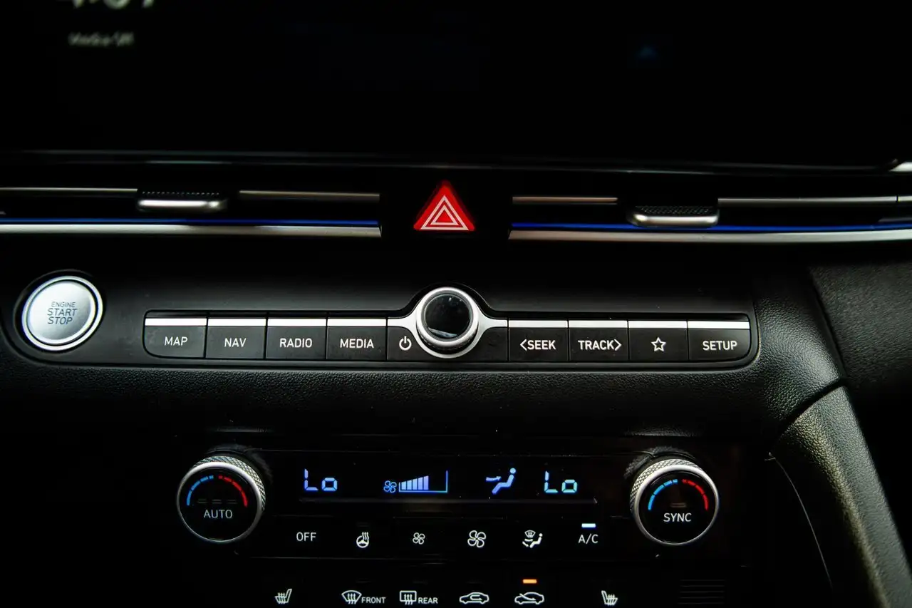 Hyundai ELANTRA photo Hyundai ELANTRA