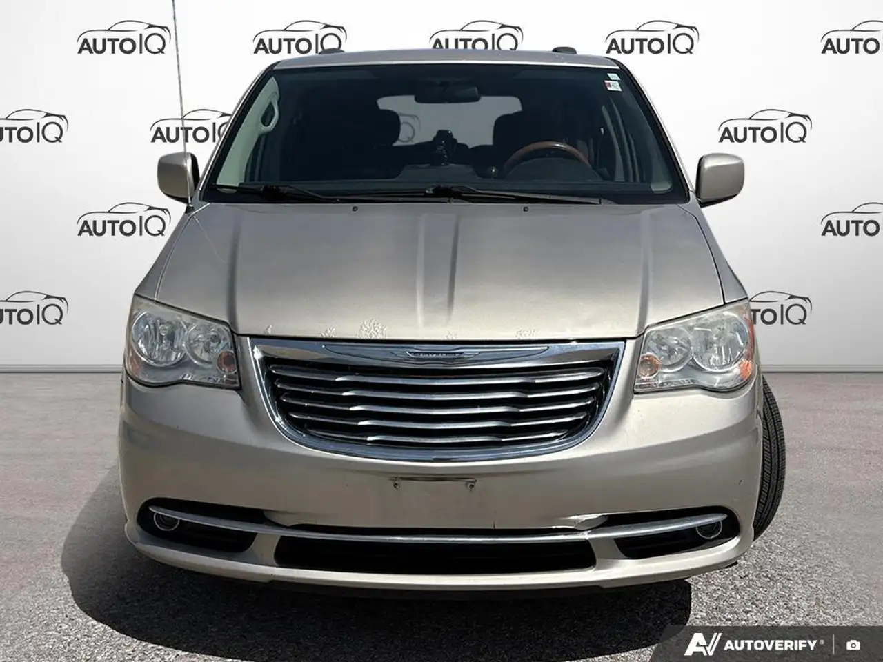 Chrysler Town & Country снимка Chrysler Town & Country