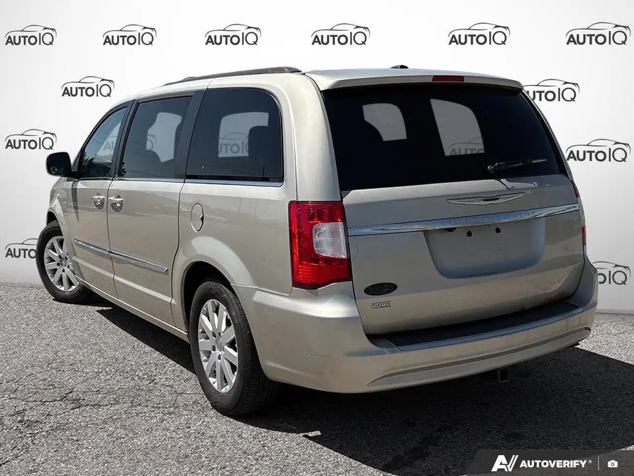 Chrysler Town & Country снимка Chrysler Town & Country