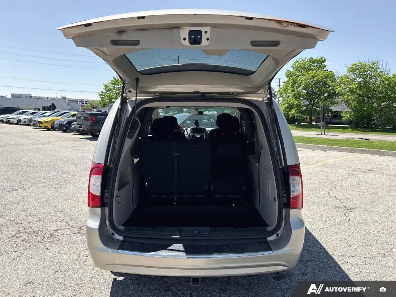 Chrysler Town & Country снимка Chrysler Town & Country