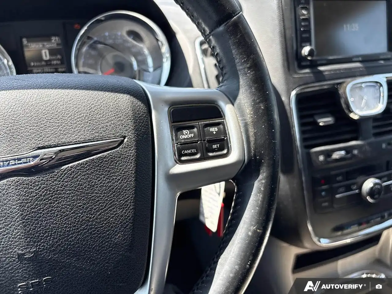 Chrysler Town & Country снимка Chrysler Town & Country