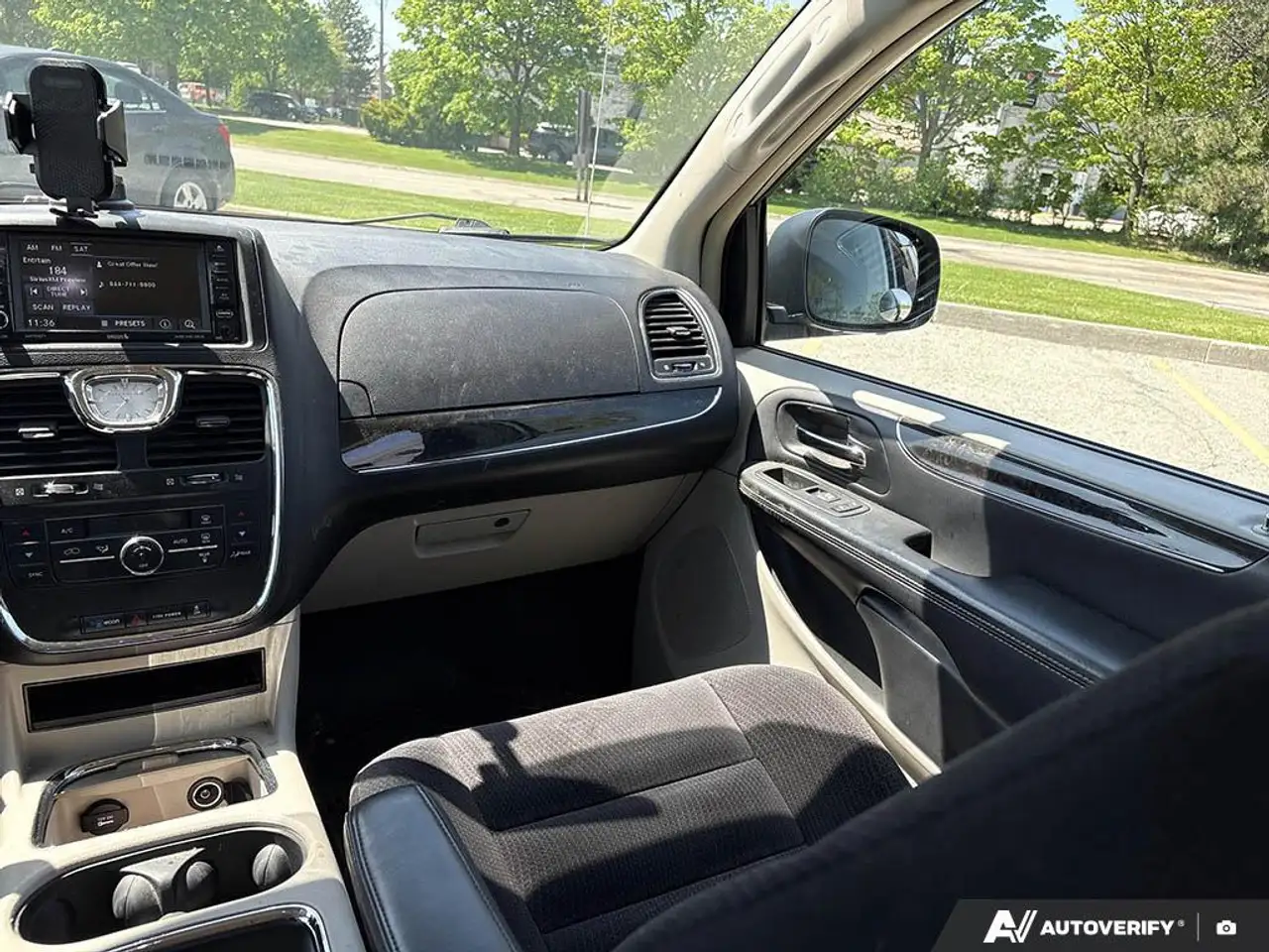 Chrysler Town & Country снимка Chrysler Town & Country