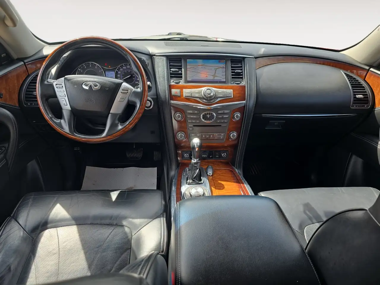Infiniti QX80 снимка Infiniti QX80