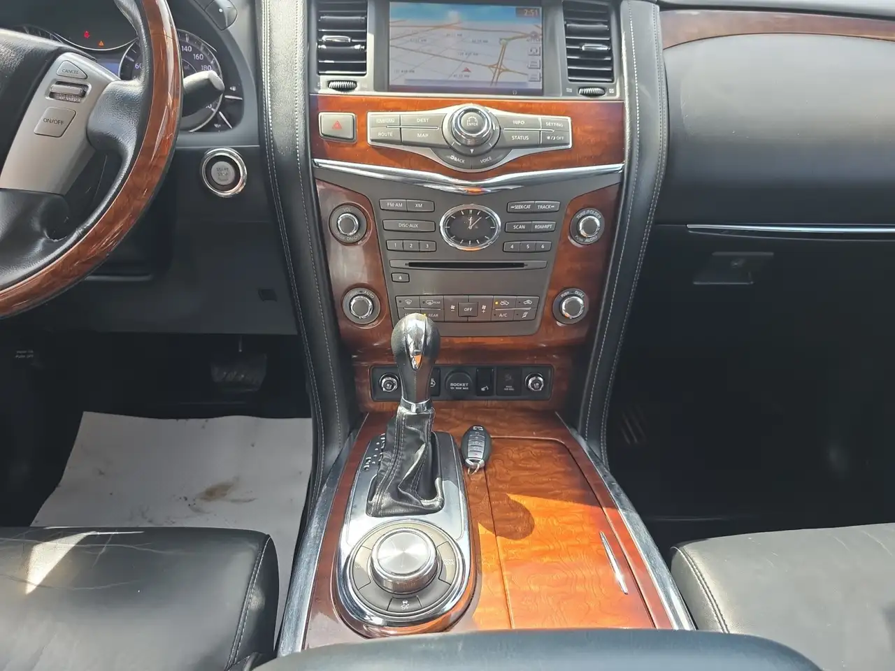 Infiniti QX80 снимка Infiniti QX80