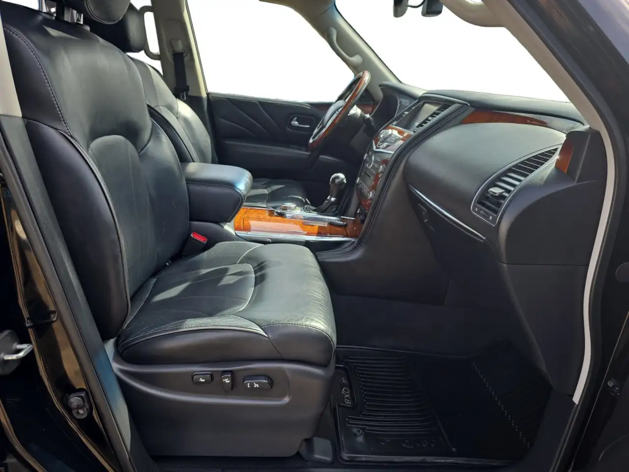 Infiniti QX80 снимка Infiniti QX80