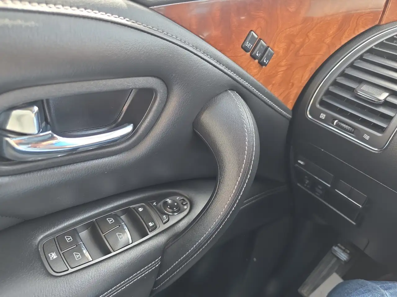 Infiniti QX80 снимка Infiniti QX80