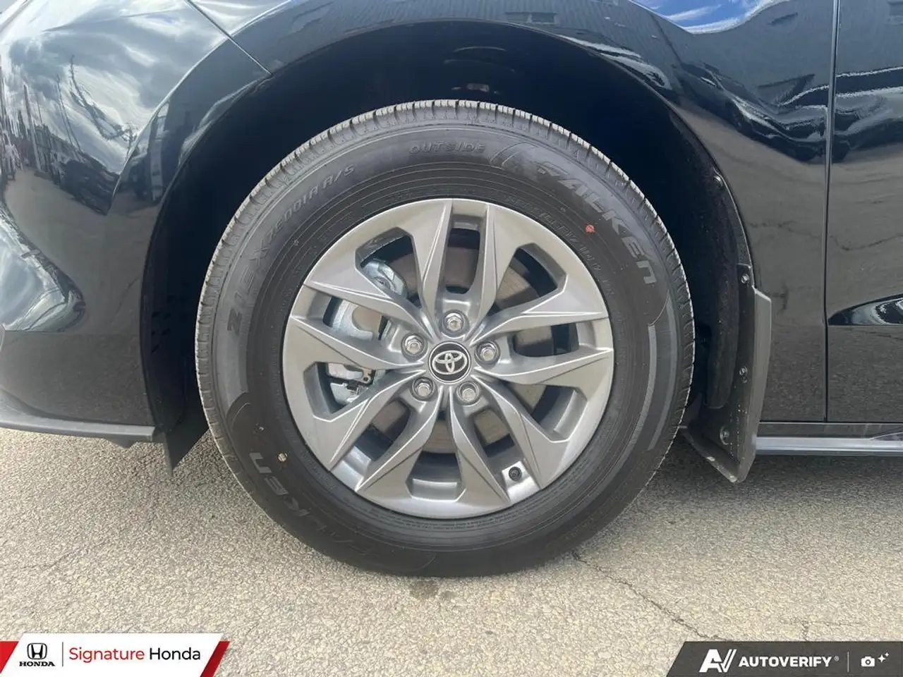 Toyota Sienna снимка Toyota Sienna