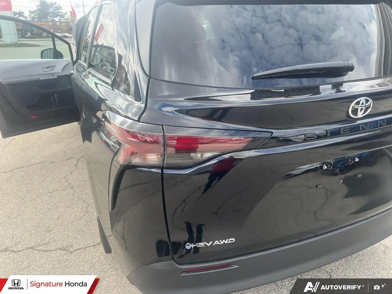 Toyota Sienna снимка Toyota Sienna