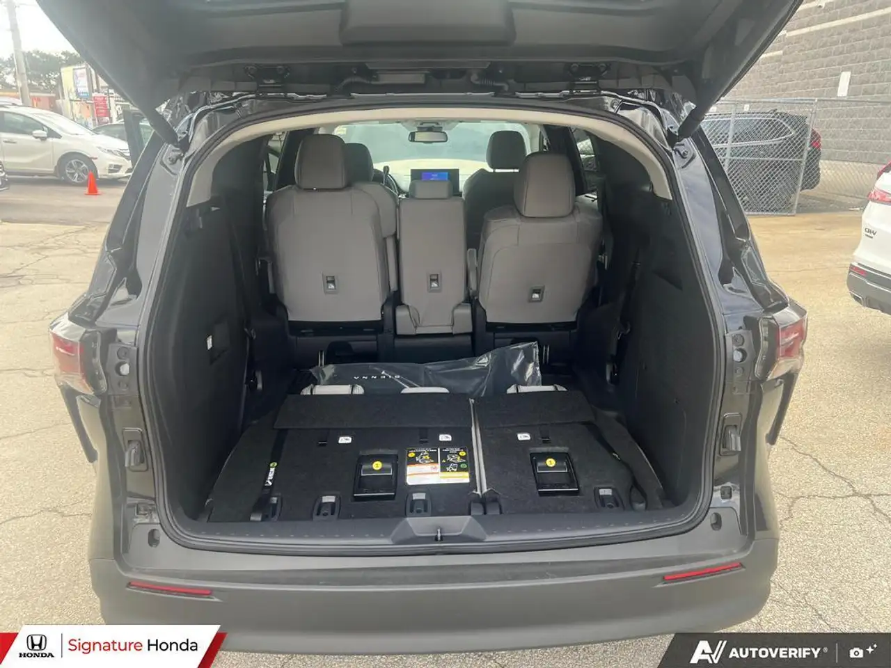 Toyota Sienna снимка Toyota Sienna
