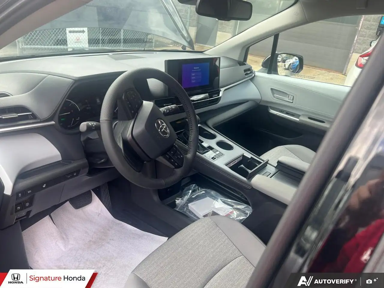 Toyota Sienna снимка Toyota Sienna