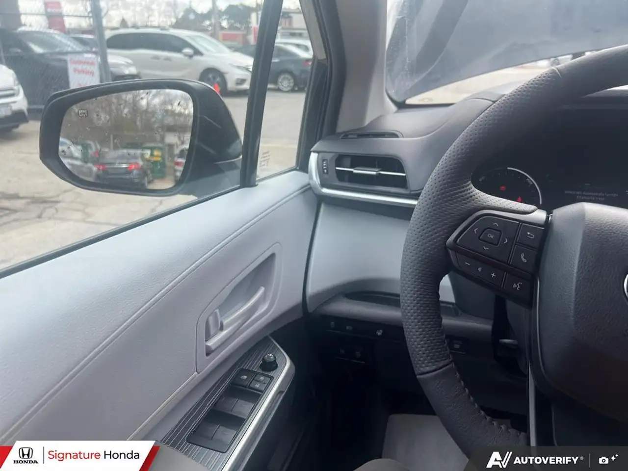 Toyota Sienna снимка Toyota Sienna