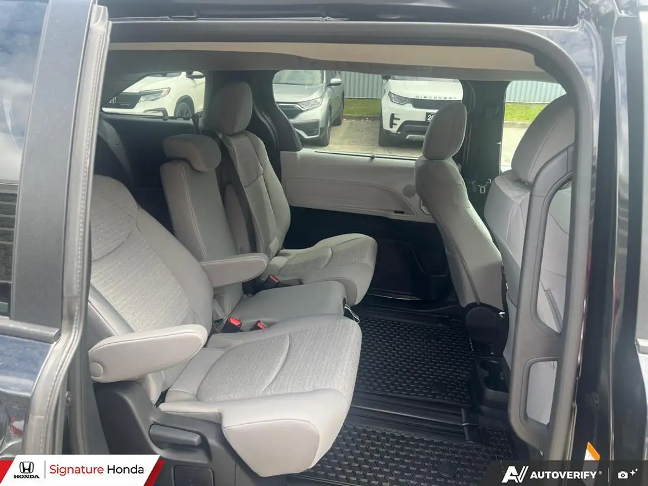 Toyota Sienna снимка Toyota Sienna