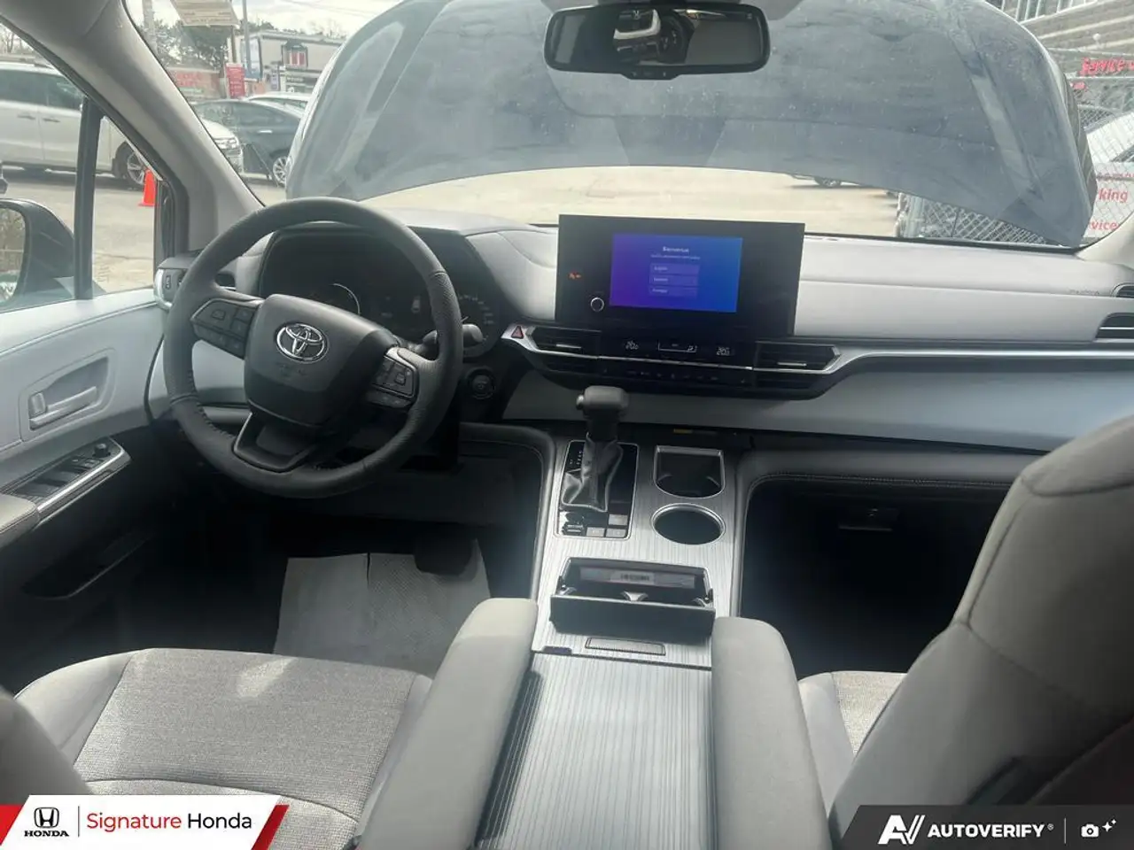 Toyota Sienna снимка Toyota Sienna