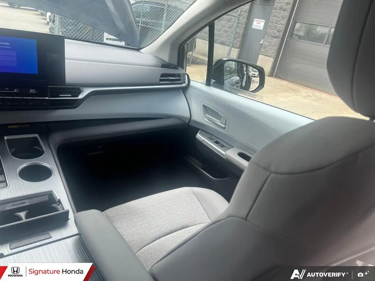 Toyota Sienna снимка Toyota Sienna