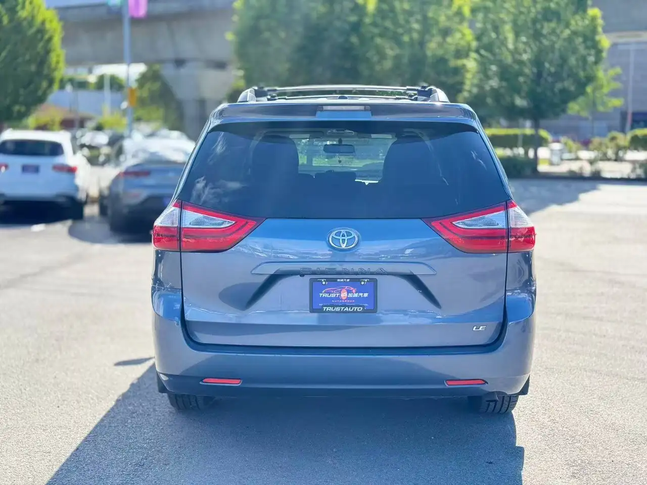 Toyota Sienna снимка Toyota Sienna